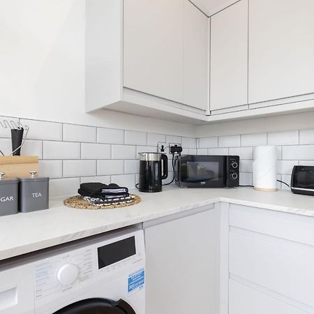 Beautifully Presented Newly Renovated City-Centre Apartment In Cheltenham Bagian luar foto