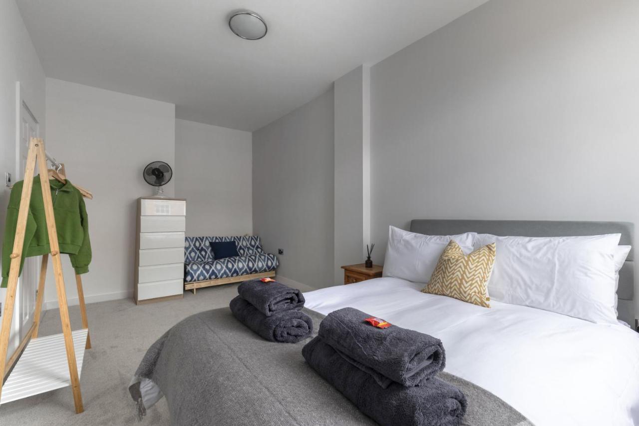 Beautifully Presented Newly Renovated City-Centre Apartment In Cheltenham Bagian luar foto