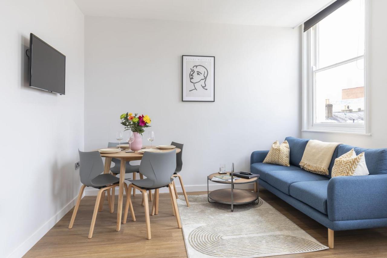 Beautifully Presented Newly Renovated City-Centre Apartment In Cheltenham Bagian luar foto