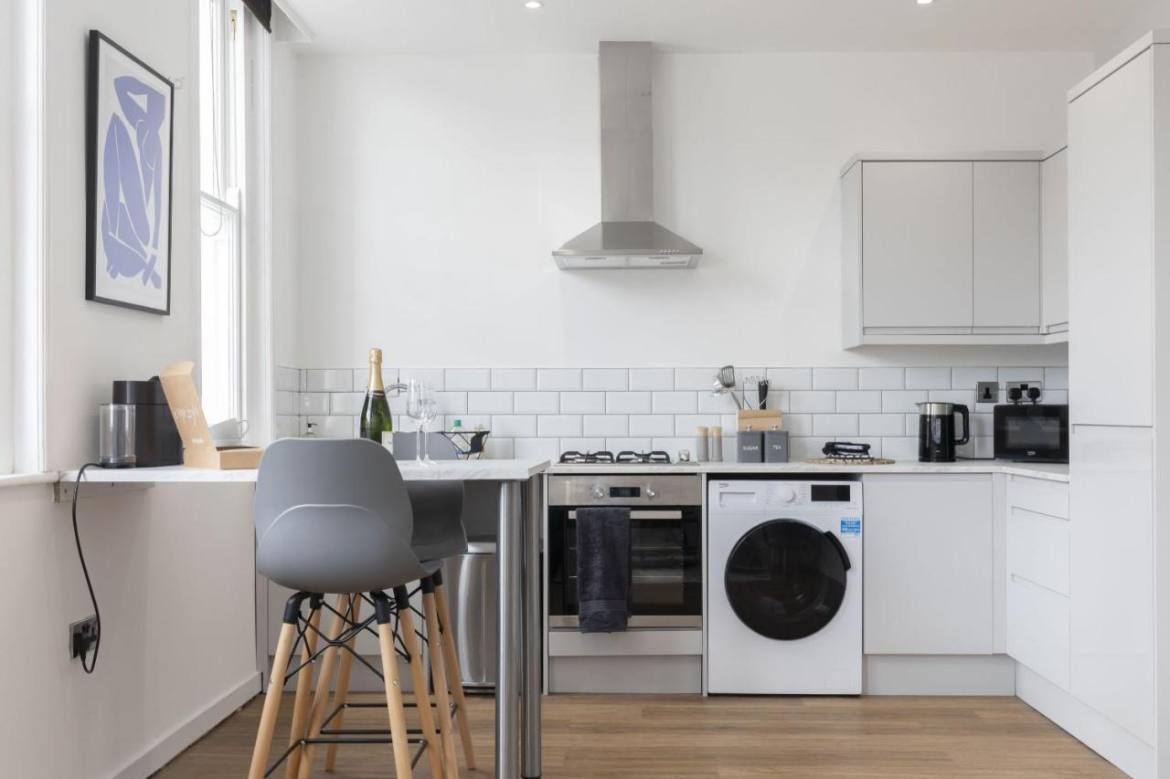 Beautifully Presented Newly Renovated City-Centre Apartment In Cheltenham Bagian luar foto