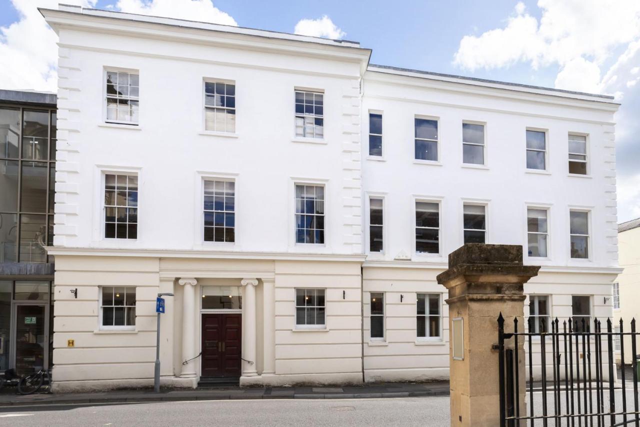 Beautifully Presented Newly Renovated City-Centre Apartment In Cheltenham Bagian luar foto