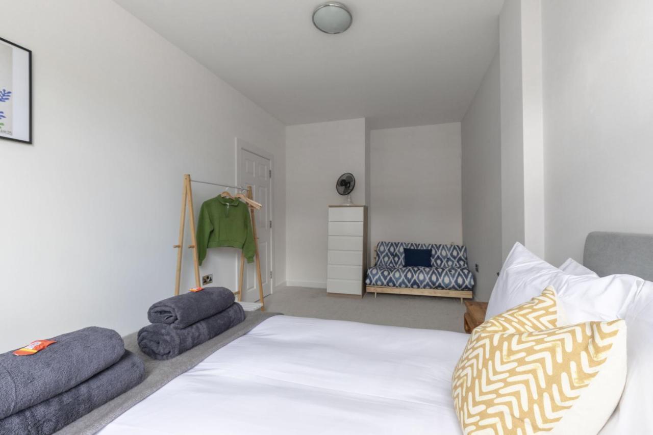 Beautifully Presented Newly Renovated City-Centre Apartment In Cheltenham Bagian luar foto